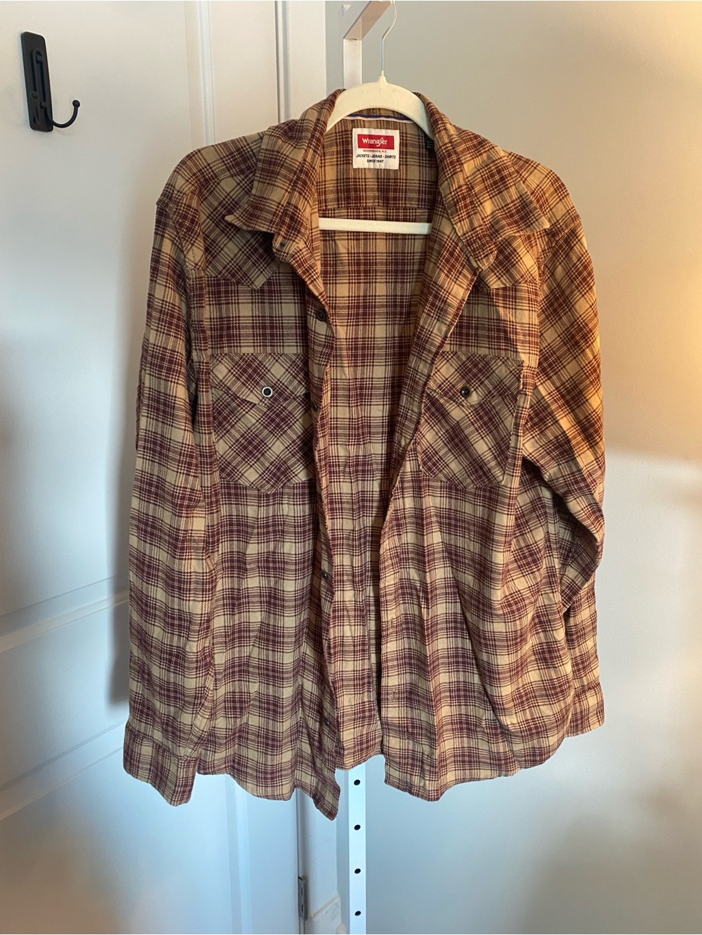 Wrangler Plaid Button-Front Shirt Jacket in Brown and Cream L